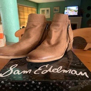 Cute little tan ankle Sam Edelman  boots.